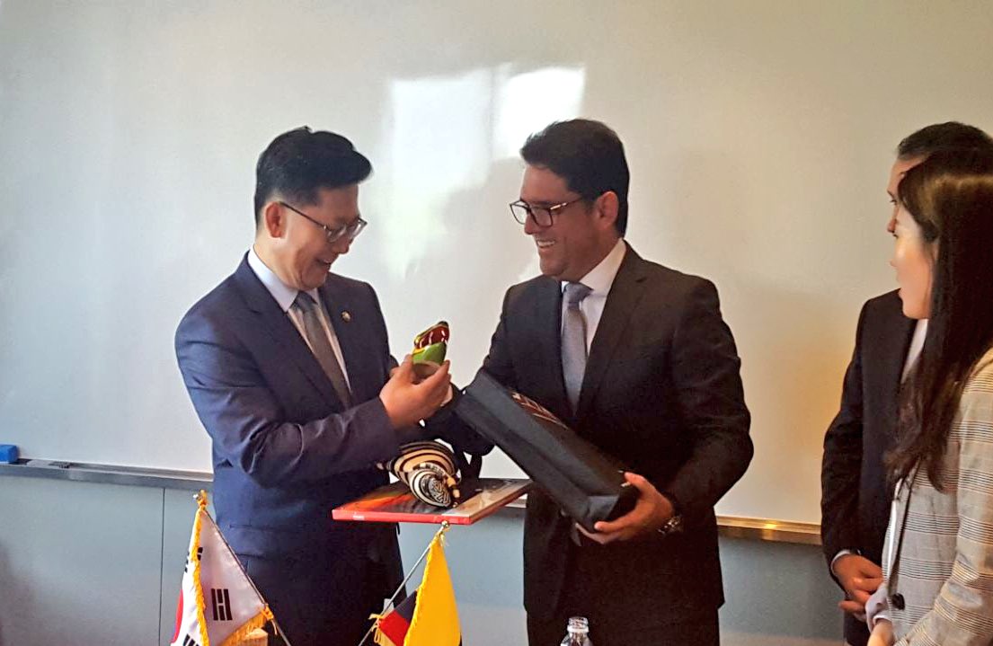 JuanGZuluaga's tweet photo. Durante agenda bilateral en #MinAgricultura con sr. Hyeon Soo y la #APQA nuestro par del @ICACOLOMBIA solicitamos acelerar proceso de admisibilidad para Aguacate, carne porcina, Pitahaya entre otros productos que permitirán aprovechar el TLC con Corea. https://t.co/nWGYvODhJl