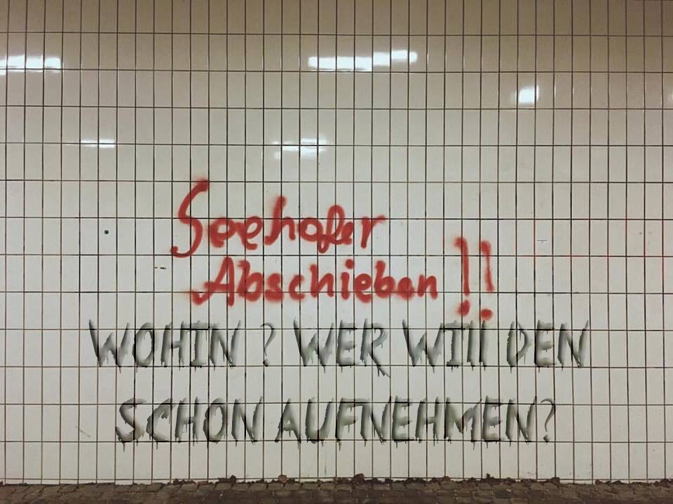 Graffiti: Seehofer abschieben!! Wohin? Wer will den schon aufnehmen?