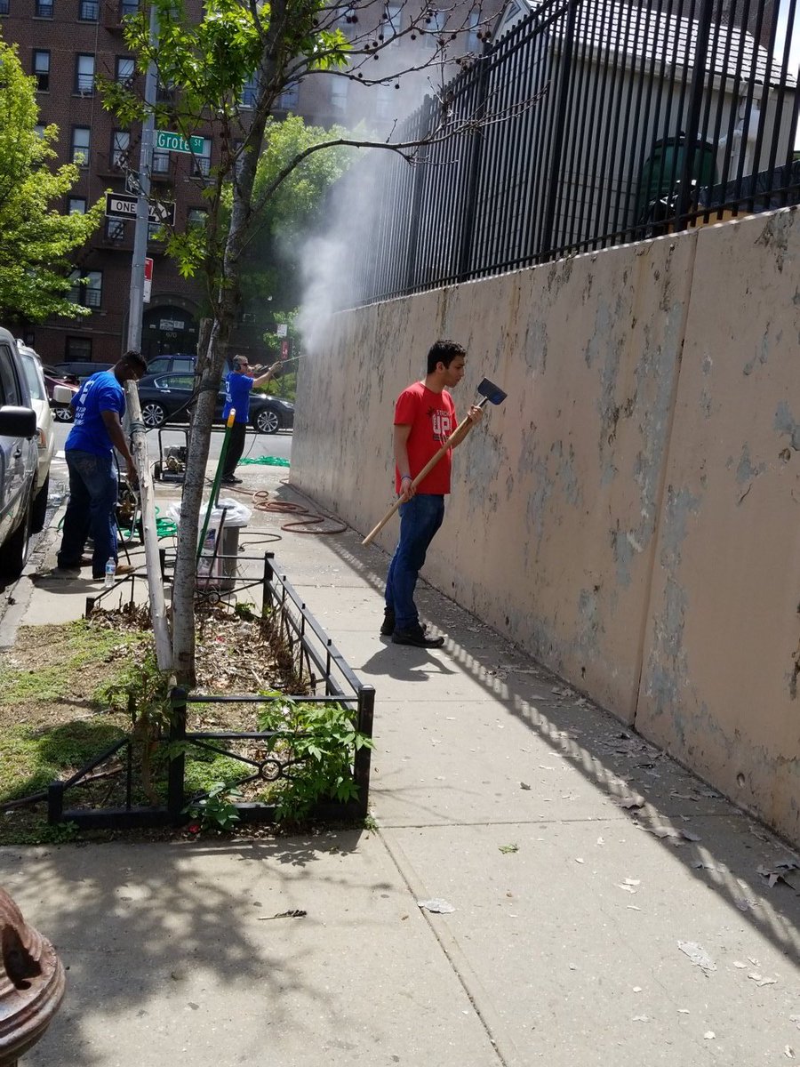 TheGialloGamer's tweet photo. One wall all scraped and power washed. Now onto the second wall.
#QueensStack with #BronxPlatoon at #PS32BelmontSchool https://t.co/I1bEiQjHHK