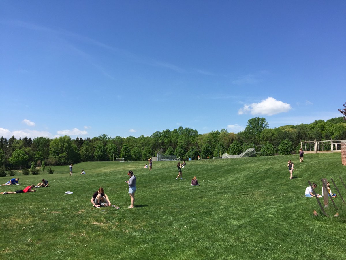 theVogelman's tweet image. Well, instead of a quiz, we used @Flipgrid. Answer one essential question in 90 seconds by Friday.  Today, reply to your group members building on their idea with anew 15-sec idea or clarification.  Sent them out to pasture to record and I like the results so far :) #cbsdtech