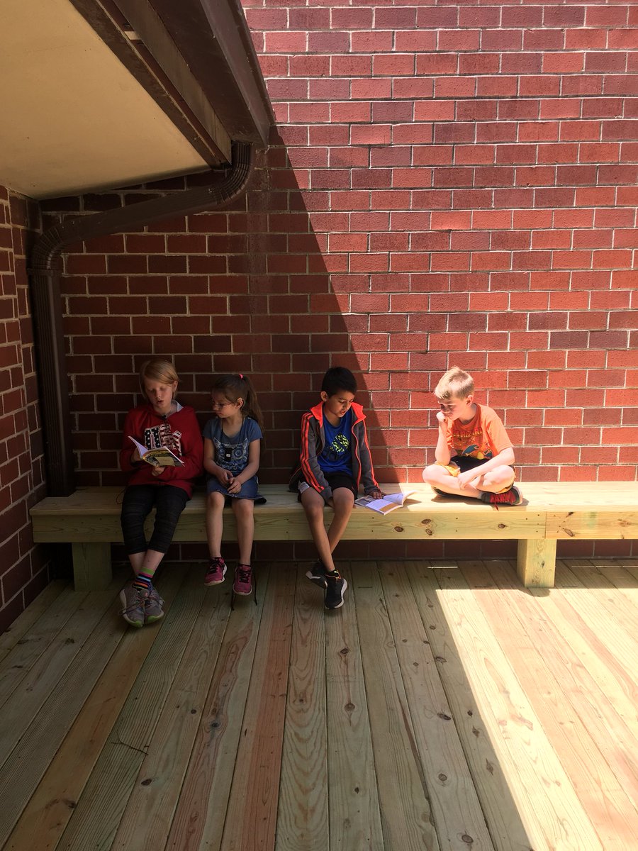 katiehible114's tweet photo. First reading buddies on the deck @Holland_SPS #firstondeck https://t.co/hZNaovm6XU