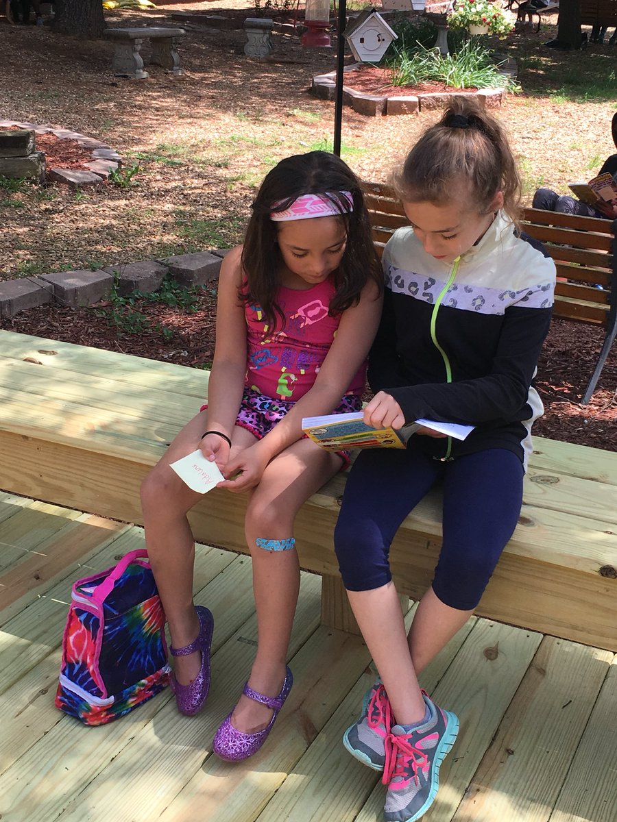 katiehible114's tweet photo. First reading buddies on the deck @Holland_SPS #firstondeck https://t.co/hZNaovm6XU