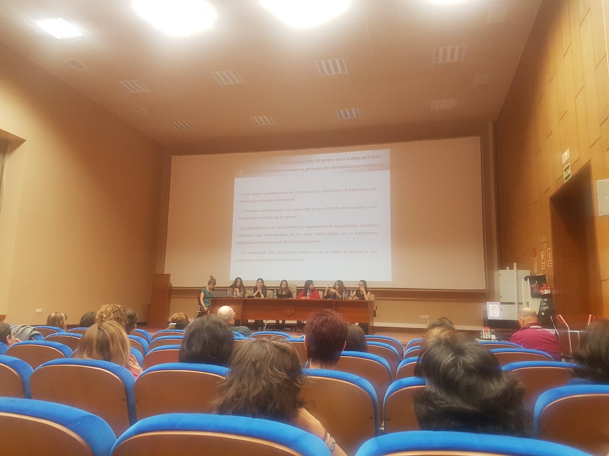 VirginiaHGZ's tweet photo. Aquí, debatiendo sobre #lenguaje #periodismo #feminismo #poder en un estupendo debate organizado por #MarcandoPezon con unas periodistas de 👌 https://t.co/PKwECxcddH