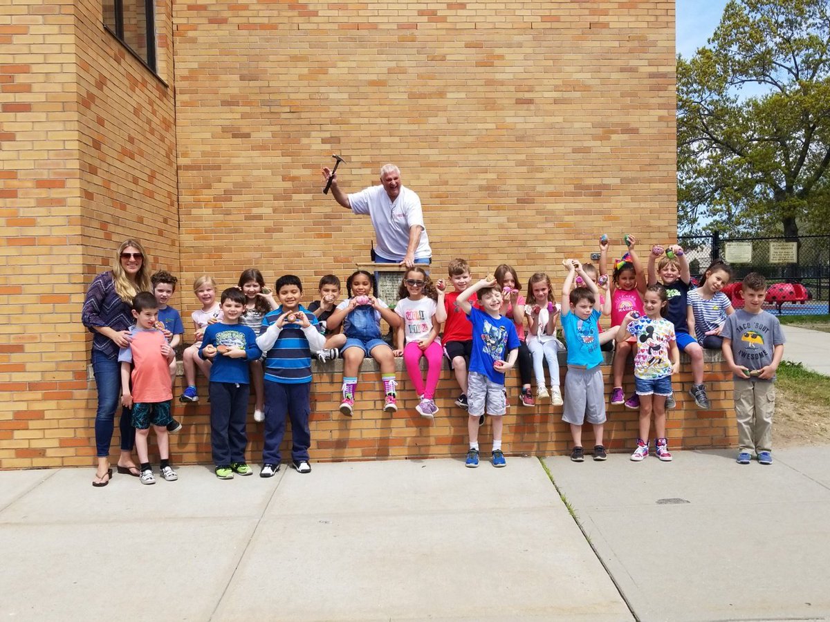 NSE_Dalers's tweet photo. #northsiderocks @LisaLeevee25 Kindness Garden begins! https://t.co/zjyjarUFmY