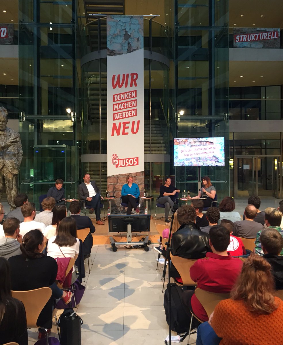 jusos's tweet photo. Endlich im echten Leben vereint: @SophiePassmann und @larsklingbeil. Unser Podium mit den beiden, @fausie und Wiebke Esdar zur Lage der Sozialdemokratie startet! #wirmachenneu18 https://t.co/KKSaF0zFSb