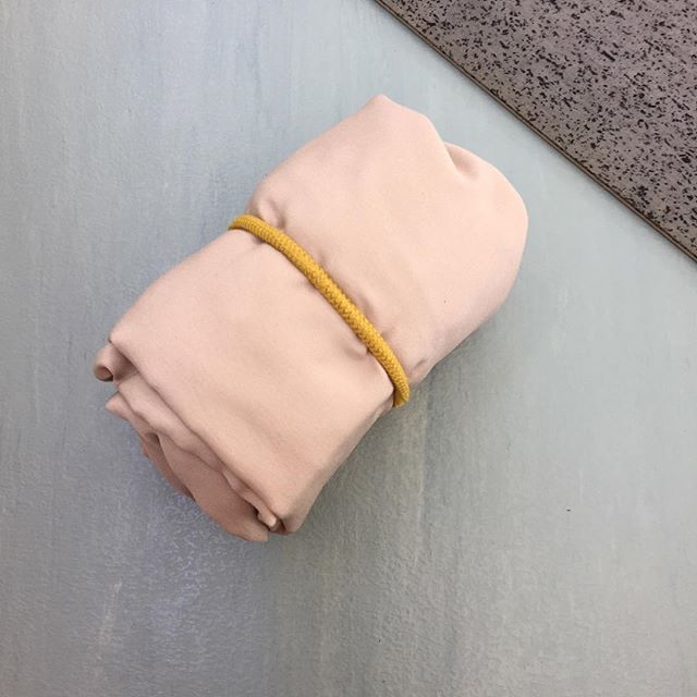 papastudioco's tweet photo. Tenés que hacer compras este finde?
Llevá siempre una #ROLLtote compacta con vos.
DEJAR DE USAR BOLSAS PLÁSTICAS ES UN PAPA® .
.
.
.
#ROLLtote @papastudioco #usala #guardala #usaladenuevo #sinplastico #nomoreplasticbags #bthechange #ilovetotebag #goeswithyou #MadeinDaravi @d… https://t.co/Bwe1kes2Y2