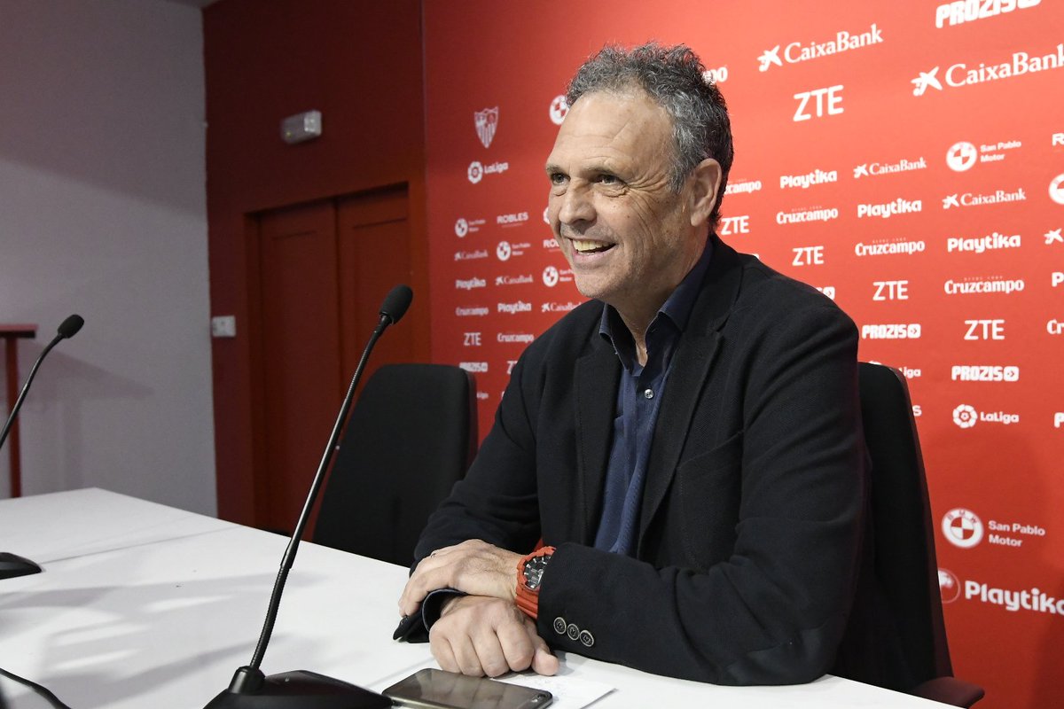 SevillaFC's tweet photo. 🎙 @JoaquinCaparros: "Con casi 500 partidos en primera división, soy el 6º entrenador con más partidos en la categoría. No conozco a nadie en la élite, ni a futbolista ni entrenador, que esté tanto tiempo en la élite con solo corazón o casta". 

#ElGranDerbi https://t.co/7XfFeZxOG5