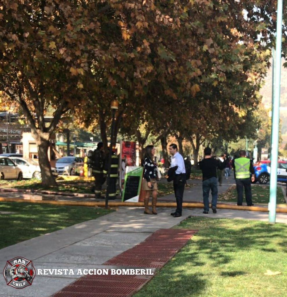 RABCHILE's tweet photo. #Imágenes del 10-0-3 (Llamado Estructural en Local Comercial) en Avenida Santa Clara esquina Avenida del Valle Norte, #Huechuraba
Se trato de fuego en cocina subterránea al interior de local comercial. #RAB10 asistió al lugar.
#REVISTAACCIONBOMBERIL https://t.co/yFkKFx8SVc