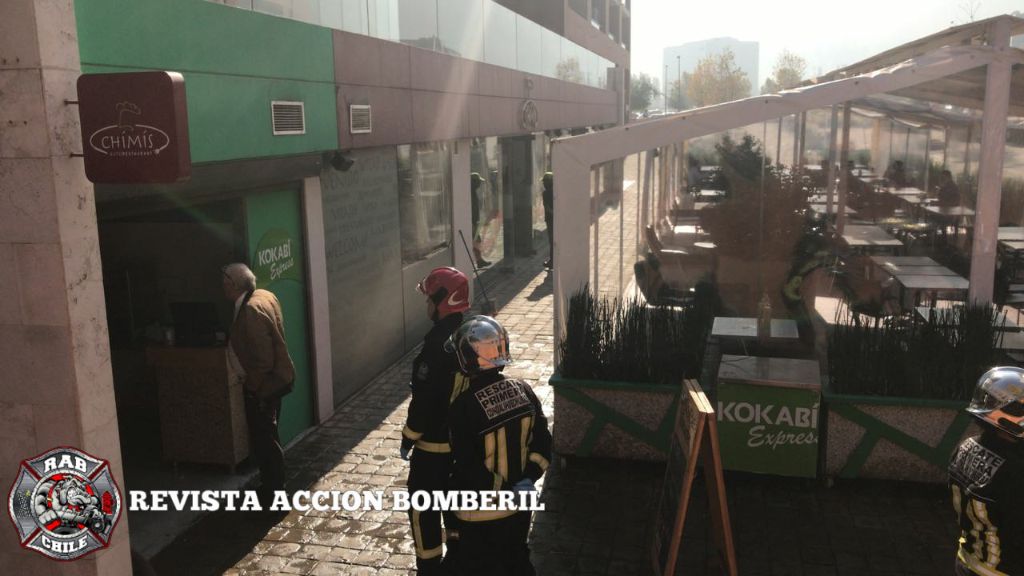 RABCHILE's tweet photo. #Imágenes del 10-0-3 (Llamado Estructural en Local Comercial) en Avenida Santa Clara esquina Avenida del Valle Norte, #Huechuraba
Se trato de fuego en cocina subterránea al interior de local comercial. #RAB10 asistió al lugar.
#REVISTAACCIONBOMBERIL https://t.co/yFkKFx8SVc
