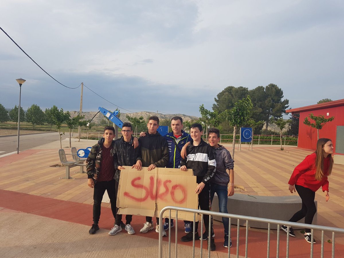balonmancangas's tweet photo. Moita atención ao recibimento que lle fixeron a @suso_solino en Huesca!! Enormes estes rapaces, e moi grande tamén Suso, que segue sendo e será un referente no noso deporte!!

#SempreLoitando 
#Asobal 
#EnCangasNinguénSeRende https://t.co/mrknhG2RiS