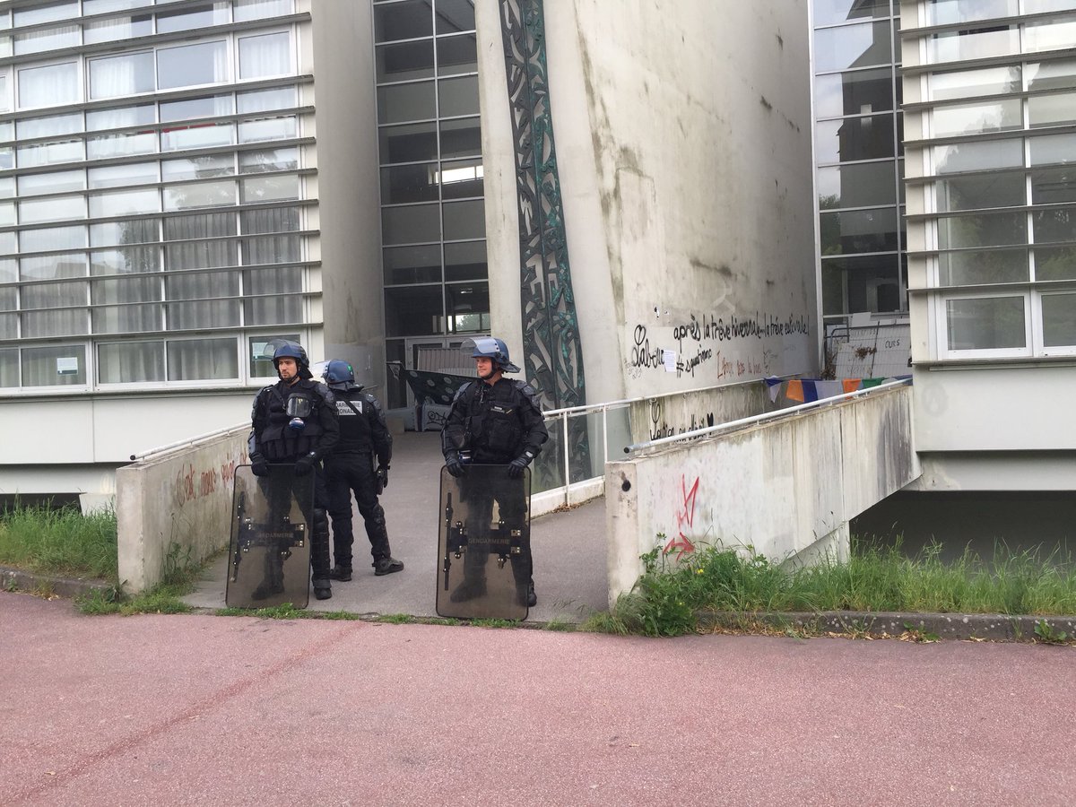 Picturenews_ER's tweet photo. #évacuation du bâtiment #censive sur le #Campus du #Tertre @Nantes. Ps: j’ai été priée d’effacer mes photos par un #GM 😡 @UnivNantesLutte #NonALaSelection #ore #loividal @CommuneNantes @UnivNantes https://t.co/UrH6k5YeJ8