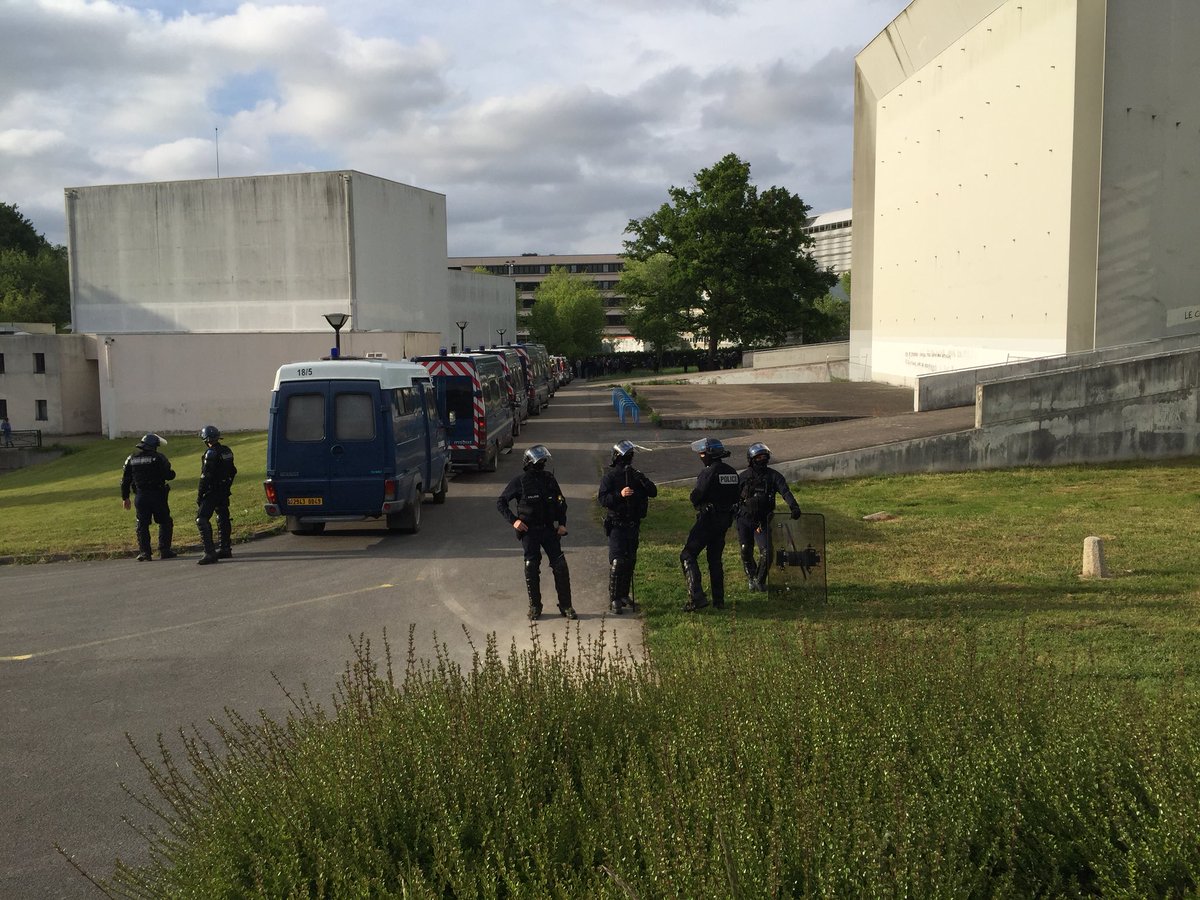 Picturenews_ER's tweet photo. #évacuation du bâtiment #censive sur le #Campus du #Tertre @Nantes. Ps: j’ai été priée d’effacer mes photos par un #GM 😡 @UnivNantesLutte #NonALaSelection #ore #loividal @CommuneNantes @UnivNantes https://t.co/UrH6k5YeJ8