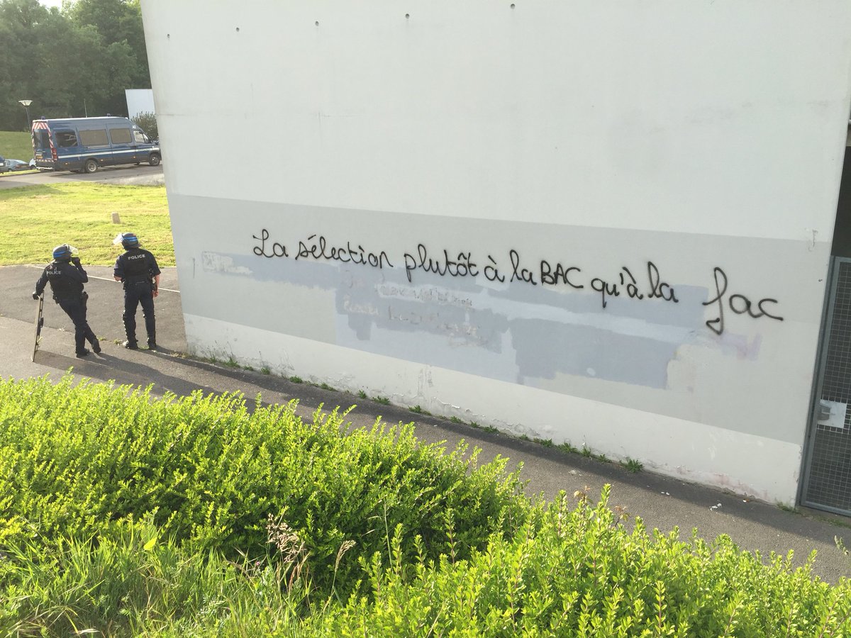 Picturenews_ER's tweet photo. #évacuation du bâtiment #censive sur le #Campus du #Tertre @Nantes. Ps: j’ai été priée d’effacer mes photos par un #GM 😡 @UnivNantesLutte #NonALaSelection #ore #loividal @CommuneNantes @UnivNantes https://t.co/UrH6k5YeJ8