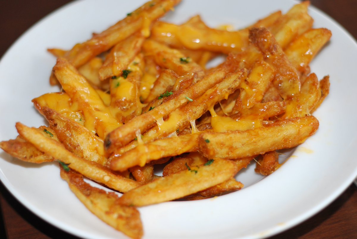 whitebisonvail's tweet photo. Garlic and cheddar fries for #fryday
.
.
.
#whitebisonvail #lunch #lunchsnacks #appetizers #starters #frenchfries #cheesefries #foodie #vaileats #cheesemakeseverythingbetter #cheese #restaurant #food #foodandwine #instafood #coloradofood #coloradoeats https://t.co/tuZJVJAu3v