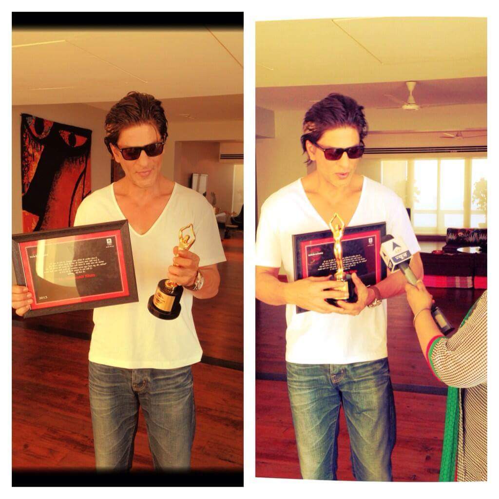 SRKBDCFC's tweet photo. #SRKThrowback: Shah Rukh Khan receiving the Achiever of the year 2013 award from ABP News..

@iamsrk @abpnewstv https://t.co/65VcSvNmBI