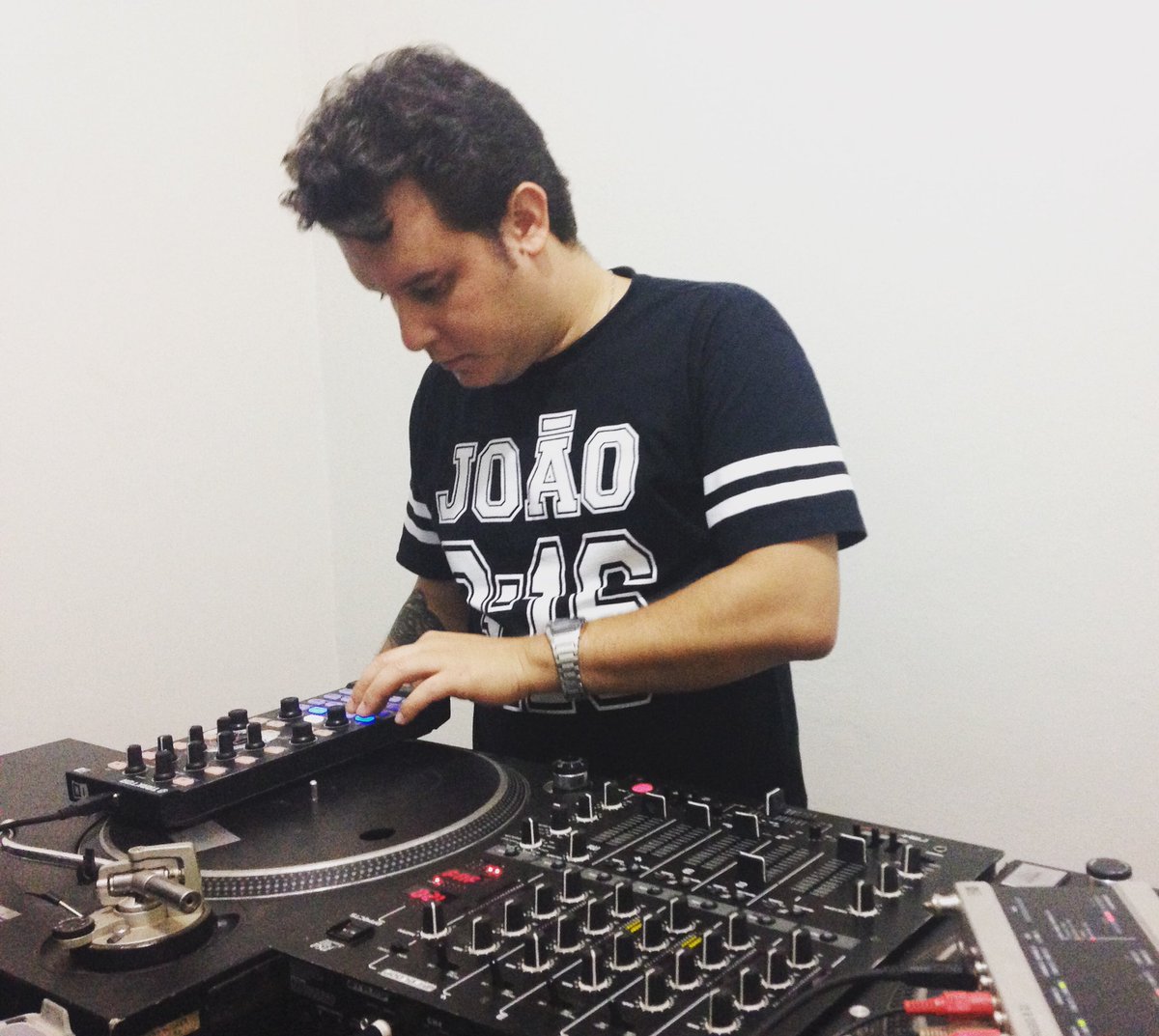 mighelribeiro's tweet photo. #dj #djmkjay #mkjay #traktor #kontrolf1 #tocadiscos #turntables #technics #openformatdj #cursodedj #djschool #djcourse #goiania https://t.co/0qr9UAC53s