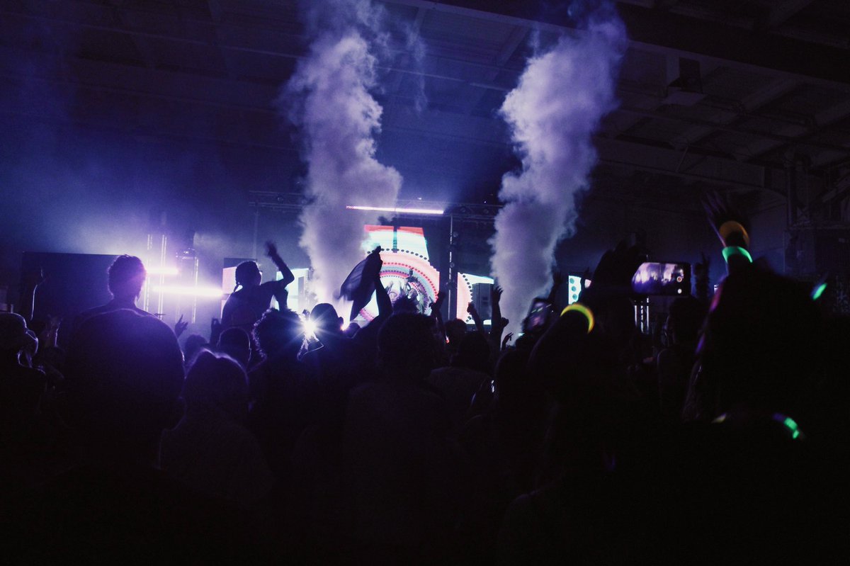 iamJessSierra's tweet photo. In the crowd https://t.co/zos58Vz8At