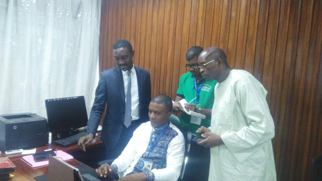 InitiativeFemCm's tweet photo. Retweeted La CNPS Cameroun (@CnpsCameroun):

Moment historique, ce vendredi 11 mai 2018. Le chef de centre de Yaoundé-indépendance valide lui-même, l'un des premiers paiements des allocations familiales par #MobileMoney. #CNPS https://t.co/qgkHugrJDd