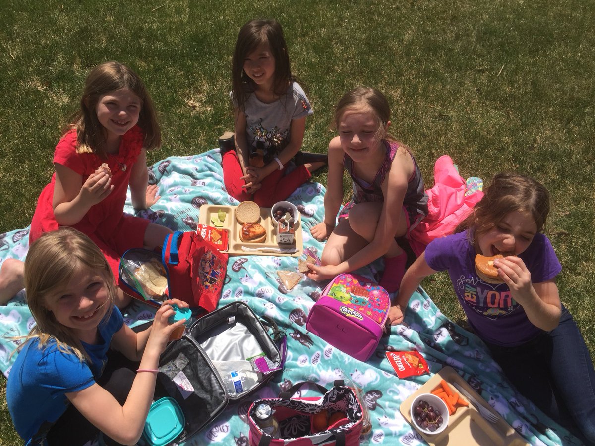 MsAudettesClass's tweet photo. Monday’s picnic lunch bunch! ☀️🥪🍎😋 @TweetKCS https://t.co/dhvRMaTkXl