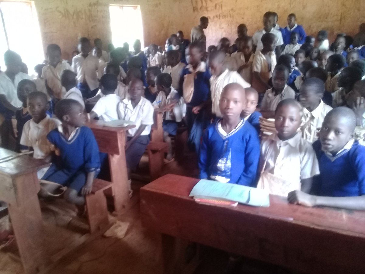 FidesiMashaka's tweet photo. Hawa ni wanafunzi wa shule ya msingi kahama wakiwa darasani shule ina uhaba wa walimu pia vyumbavya madarasa. Jumla walimu wapo9 wanafunzi wapo 727. shule inatakiwa kulekebishiwa madhaifu.Hilo darasa moja ambalo lina wanafunzi156Watoto wanakaa wakiwa wamebanana  @JoyceNdalichako https://t.co/U1DzOxkPMc