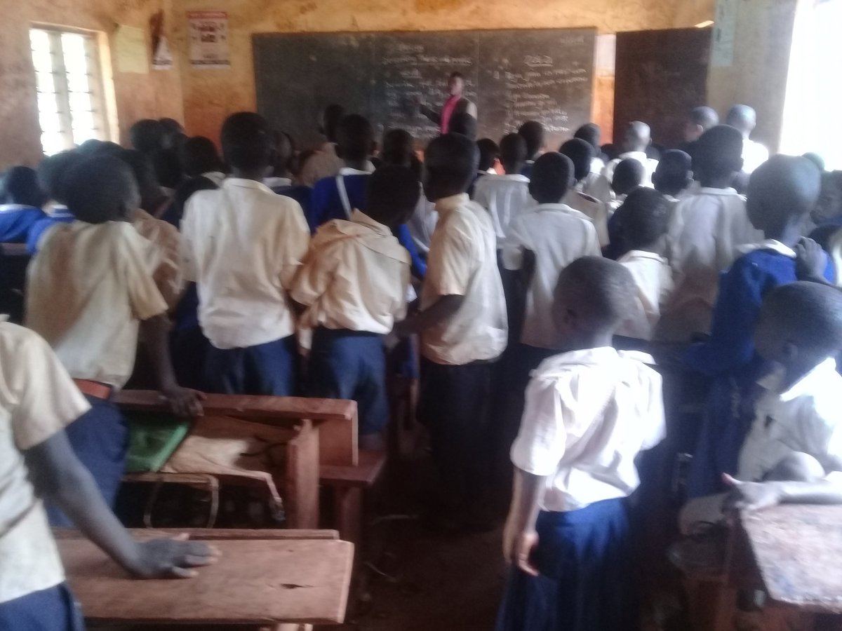 FidesiMashaka's tweet photo. Hawa ni wanafunzi wa shule ya msingi kahama wakiwa darasani shule ina uhaba wa walimu pia vyumbavya madarasa. Jumla walimu wapo9 wanafunzi wapo 727. shule inatakiwa kulekebishiwa madhaifu.Hilo darasa moja ambalo lina wanafunzi156Watoto wanakaa wakiwa wamebanana  @JoyceNdalichako https://t.co/U1DzOxkPMc