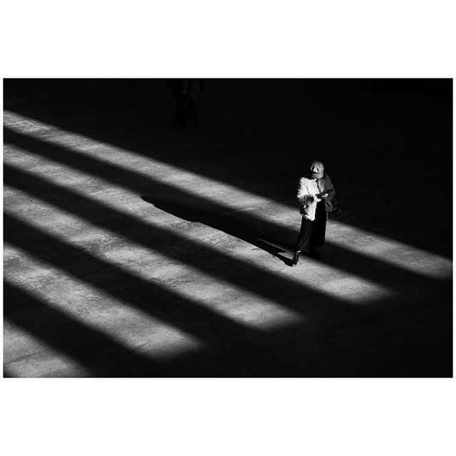#blackandwhite #blackandwhitephotography #lines #lightandshadow #streetphotography #streetphoto_bw #tatemodern #turbinehall #london #fujifilm #fujifilmxt20 #fujifilm50mmf2 #lightroommobile #instagram ift.tt/2IBnlXn