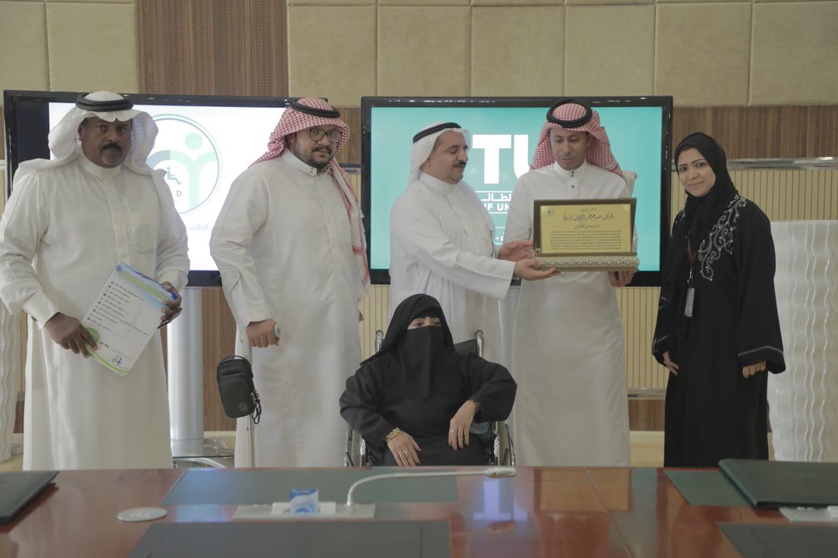 وقعت #جامعة_الطائف اتفاقية تعاون مشترك مع جمعية الطائف الخيرية لذوي الاحتياجات الخاصة

- لإيجاد العديد من البرامج والخطط المشتركة لخدمة ذوي الاحتياجات الخاصة
- وتحقيق طموحاتهم العلمية وتأهيلهم
- وتذليل الصعاب التي قد تواجههم

التفاصيل👇
tu.edu.sa/news/Pages/new…

#الطائف_من_جديد