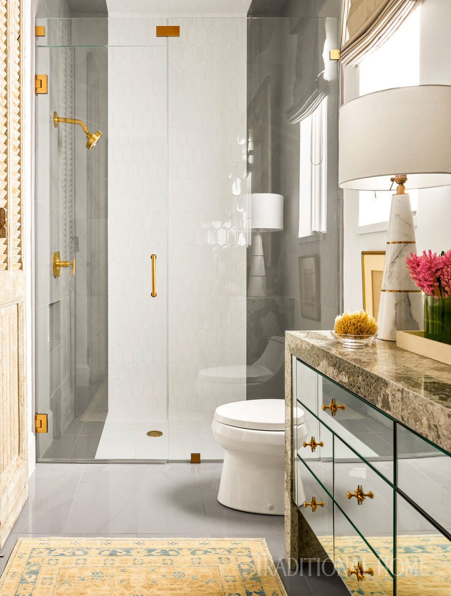 MaryLynchDesign's tweet photo. Metallic hardware on the drawers is balanced by gold-tone plumbing fixtures in this glamorous showhouse bath. Take a look > https://t.co/cRUeUo1UGC

Photo: Nathan Schroder / Design: Julie @dodsoninteriors https://t.co/C63WQ4MEnI