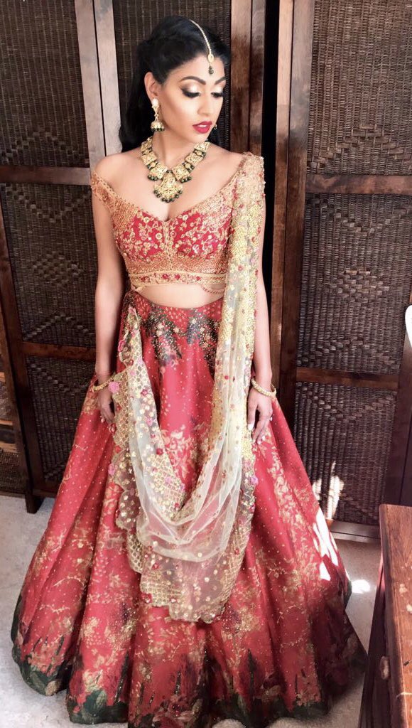 SolteeUK's tweet photo. Real Bride Taneesha, looking absolutely mesmerising on her Chunni Ceremony. Glammed up by @Ambreenmakeup wearing jewellery by @kylescollection #solteebride #solteeuk #womenswear #indianbride #bridal https://t.co/plWo5izWn7