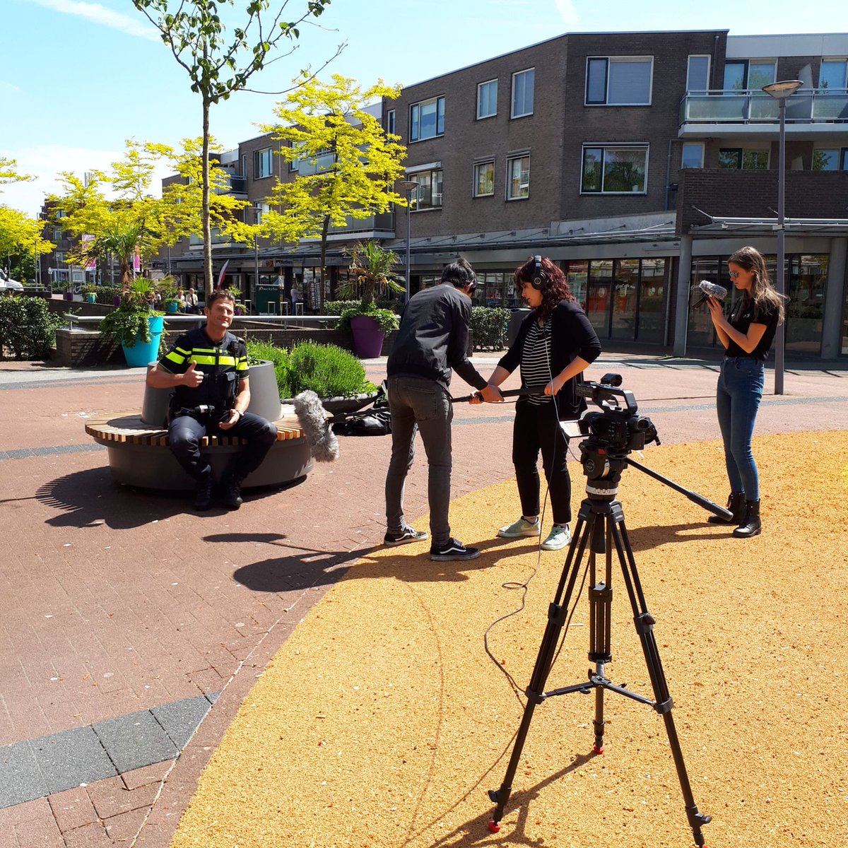 WA_Hordijkervld's tweet photo. #Studenten #communicatie #informatie #wetenschap #universiteitutrecht #intervieuwen #dewijkagent #beverwaard #potretschilderen #wijkveilgheid #veilgheidsgevoel #netwerkenpartners #informatiepositie #samenwerken #betrokkenheid https://t.co/sMX1BZehzw