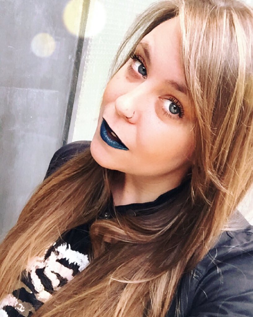 GrethelGonzalez's tweet photo. Ayer me pinté los labios de azul por la #hipertensiónpulmonar y estuve presentando unos monólogos de la @ANdHP. Grandes todos los vinieron a echar una mano 😉💪🏻💙 #FelizViernes #BuenasTardes #LabiosAzules https://t.co/0iocJYCg1K