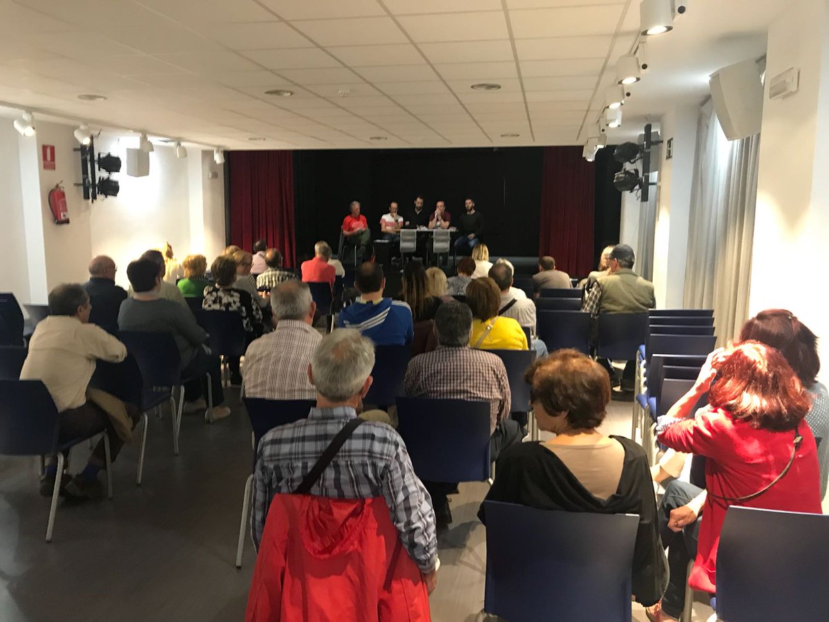 subrogalos5's tweet photo. Ayer participamos en el acto informativo "El futuro de los polideportivos de nuestro barrio". Trabajadores del CDM Fernández Ochoa y Las Cruces expusieron la situación que límite que viven. Gracias a @aavvcarabanchel por la invitación #CarmenaSoluciónYa https://t.co/rEs5xrbdGb