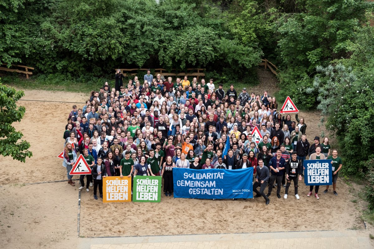 Auf dem #pat2018 zeigen mehr als 300 junge Menschen Solidarität mit Gleichaltrigen in den Ländern Südosteuropas & Jordanien/Syrien 👍#solidarity #sozialertag #machdoch #migrationmatters