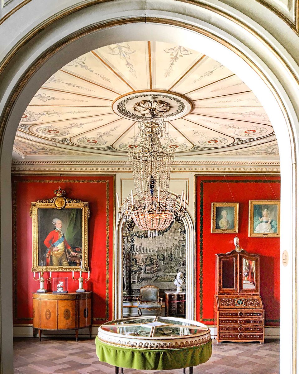 2NMPConcept's tweet image. #architecturevdesign Castles in Copenhagen were both larger and more magnificent. Almost all are completely restored and furnished in period pieces and the decor in each room is so distinctive #royal #Denmark #architectureloves #artandhistory