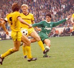 StoereKerels's tweet photo. Sansui had de primeur, op 3 oktober 1982 (0-2 tegen Feyenoord, in het groen!). Daarna volgden VZS, DVA, CZ Groep, Interpolis, Destil, Pondres, Euphony, John Beerens en Tricorp. Welke naam prijkt volgend seizoen op ‘t schôônste shirt van ‘t làànd?

#WillemII #Tricoloresforever https://t.co/m0LRMnt896