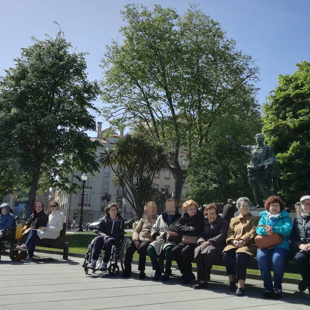 Vitalastur2012's tweet photo. Disfrutando de una saludable tarde de sol 👍☀ caminar, recordar la historia de nuestra ciudad, las experiencias vividas, reír, conversar, escuchar... 🍏🔝☺ #centrodedia #gijon #asturias #terapiaocupacional #fisioterapia #envejecimientoactivo #mayores #psicologia #TCAE https://t.co/Kkq34hJcpX