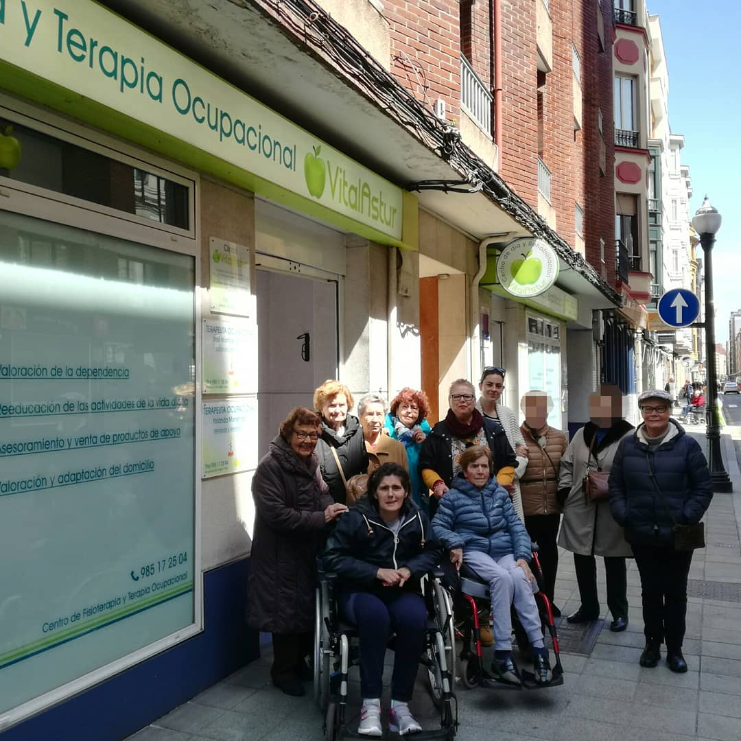 Vitalastur2012's tweet photo. Disfrutando de una saludable tarde de sol 👍☀ caminar, recordar la historia de nuestra ciudad, las experiencias vividas, reír, conversar, escuchar... 🍏🔝☺ #centrodedia #gijon #asturias #terapiaocupacional #fisioterapia #envejecimientoactivo #mayores #psicologia #TCAE https://t.co/Kkq34hJcpX