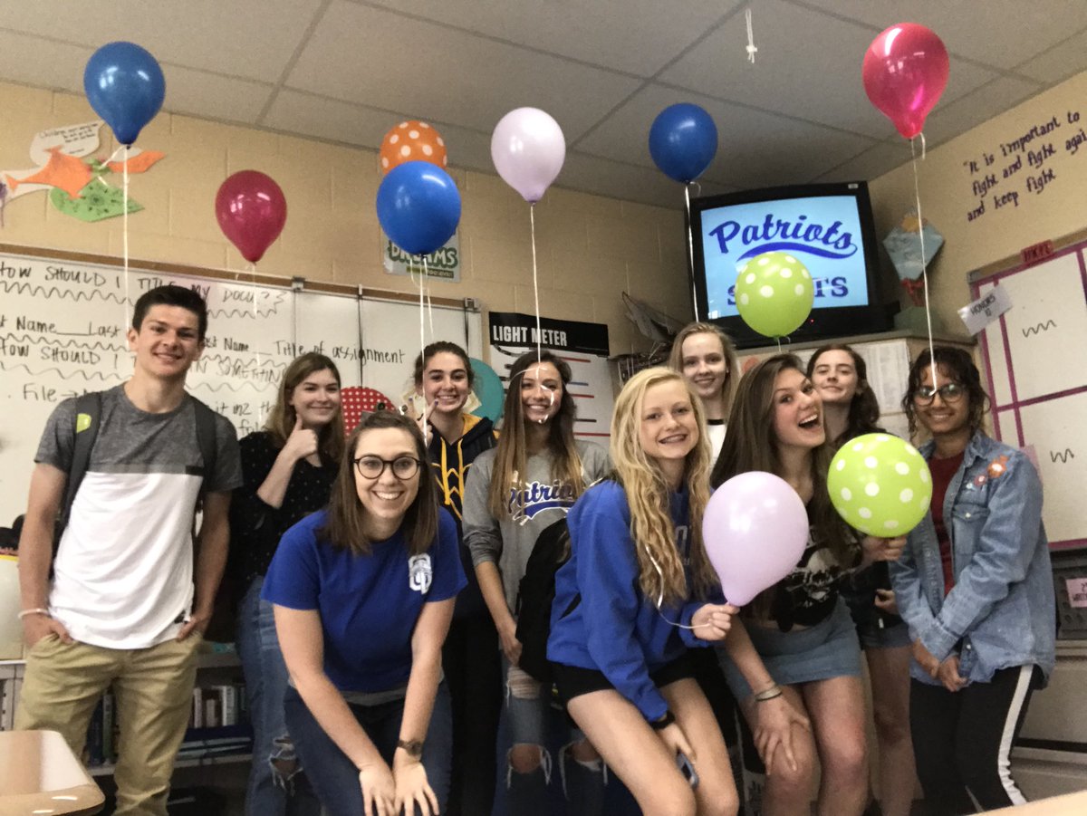 _HannahRust_'s tweet image. Balloon party! #thirdperiod #goodluckAPUSHtesttakers
