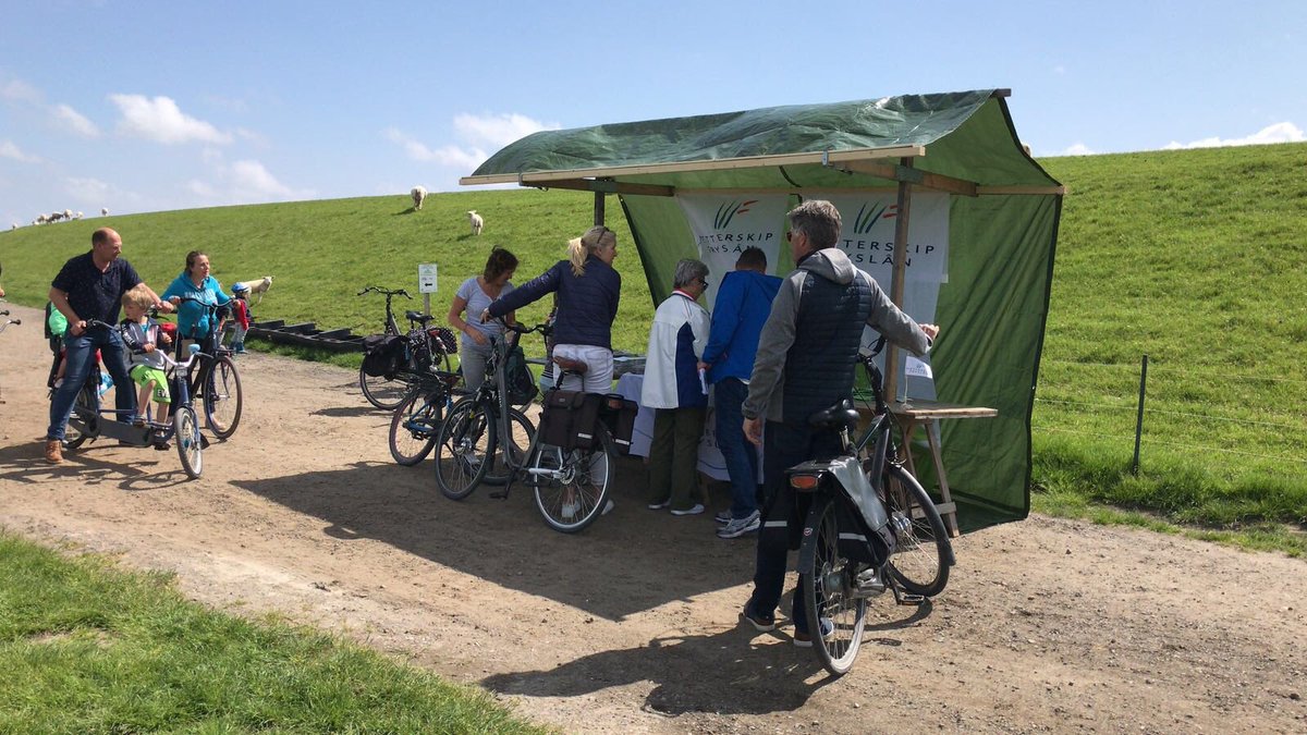 Vandaag tijdens de zonnige fietsdag van <a href="/staatsbosbeheer/">Staatsbosbeheer</a> op Ameland een paar honderd fietsers over het project dijkverbetering Ameland geïnformeerd. De laatste keer, het project is bijna afgerond! @wetterskipfryslan