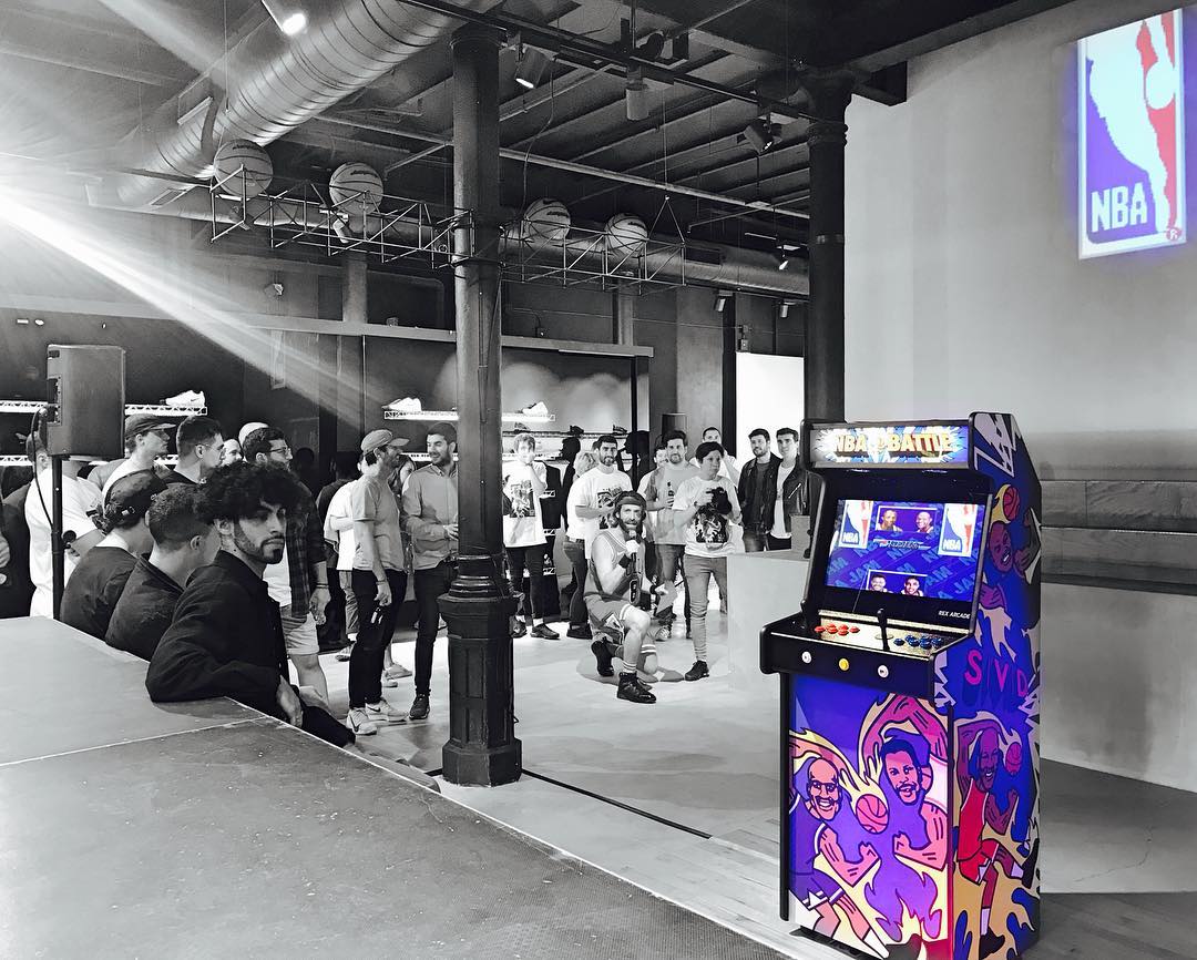 RexArcade's tweet photo. Big Arcade personalizada en el evento NBA BATTLE en la tienda @sivasdescalzo (Barcelona) 

#nba #nbabattle #nbajam #nbajamsvd #arcadegaming #maquinaarcade #rexarcade #maquinasrecreativas #svd #sivasdescalzo #retrogaming #retrogames #maquinarecreativa #events #evento https://t.co/wegBtbBYeT