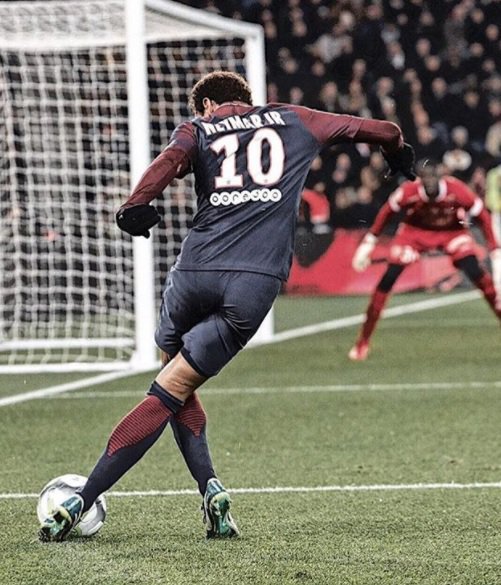 DeadlineDayLive's tweet photo. Neymar dined with his PSG team-mates on Wednesday and failed to hide his desire to move to Real Madrid this summer. (Source: Le Parisien) https://t.co/Yxt5N7948t
