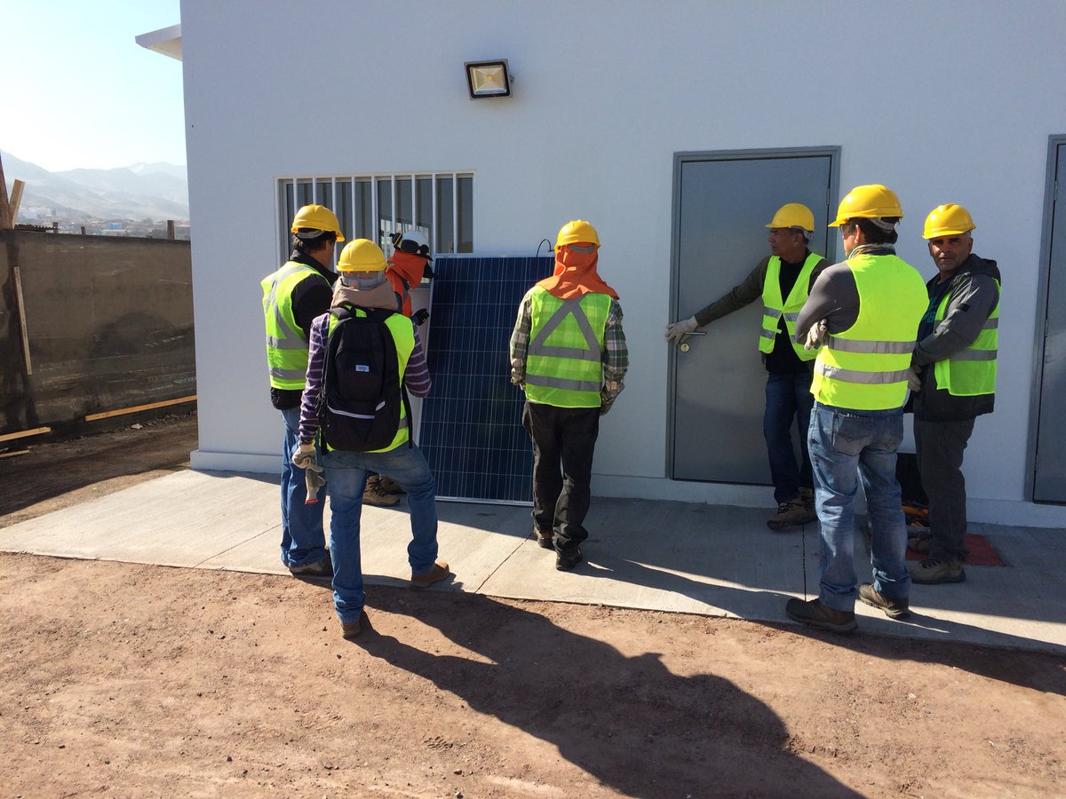 Instalación de una PFV demostrativa con la participación de profesores de la región de antofagasta <a href="/cdeaua/">CDEAUA</a> <a href="/InnovaGoreAntof/">Innova Fomento Antof</a>