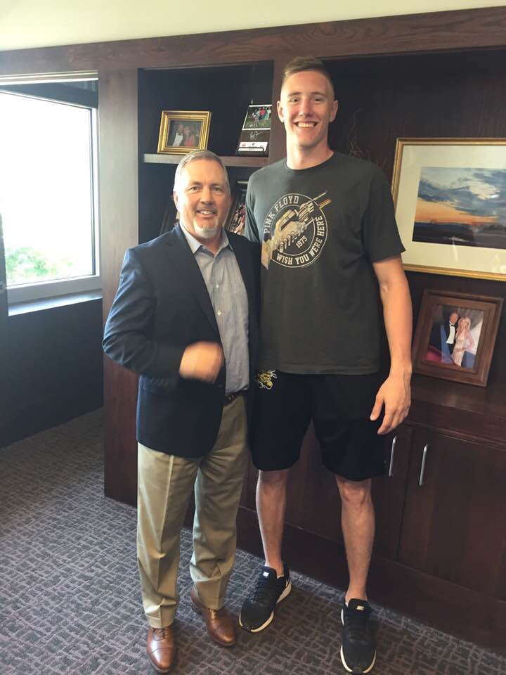 AndoverSB's tweet photo. Look who stopped by the bank yesterday... @GoShockersMBB  @RNurger https://t.co/8Sri6FcqoU