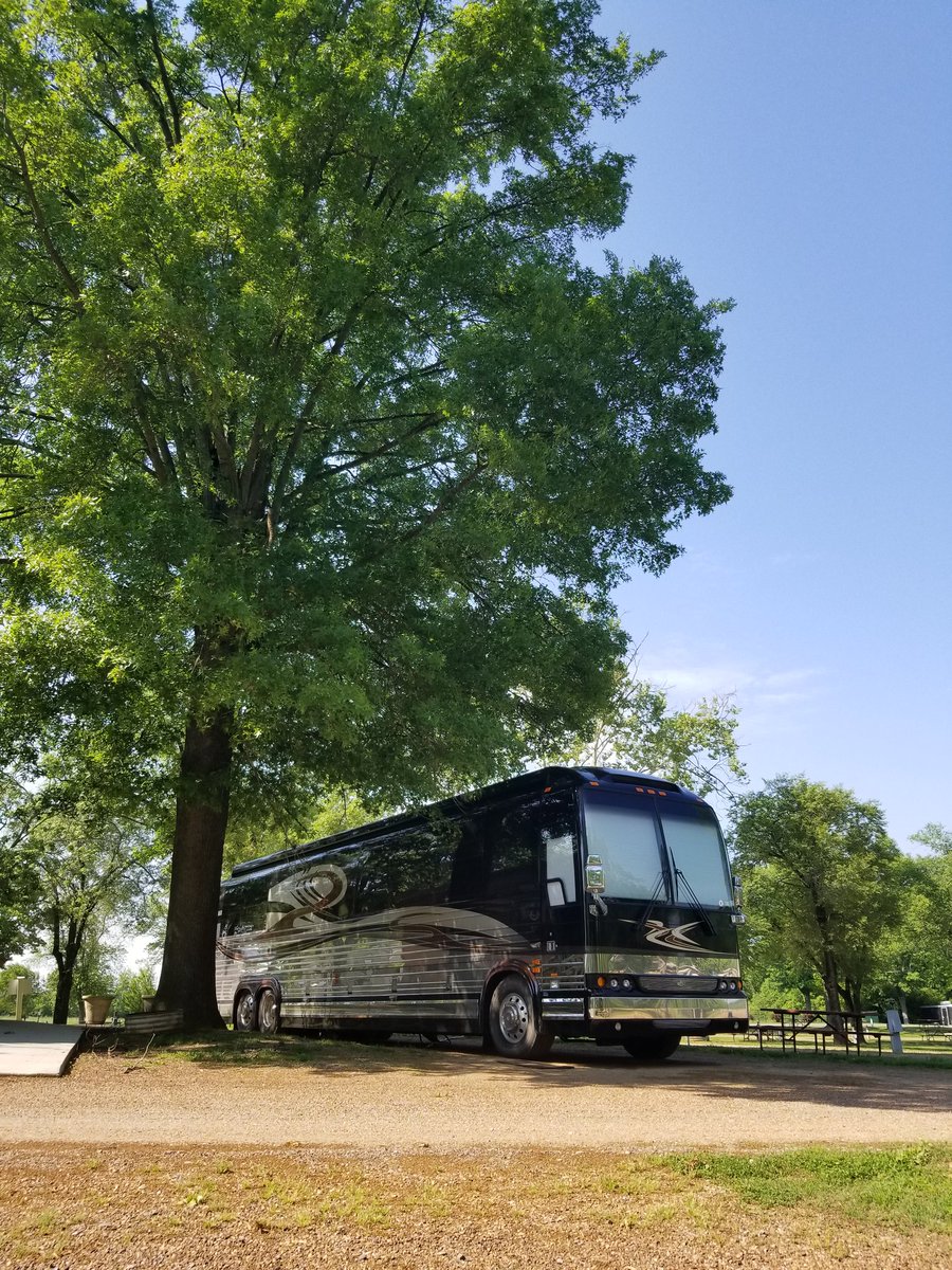 explorking's tweet photo. We're enjoying Nashville... loving the music and food. It's always awesome to find a beautiful Marathon Coach. @MarathonCoachHQ @PrevostCoach #rvlife #camping #explorking #rvlifestyle #motorhome #motorcoach #nashville #travel https://t.co/Qq6tXMcD3s