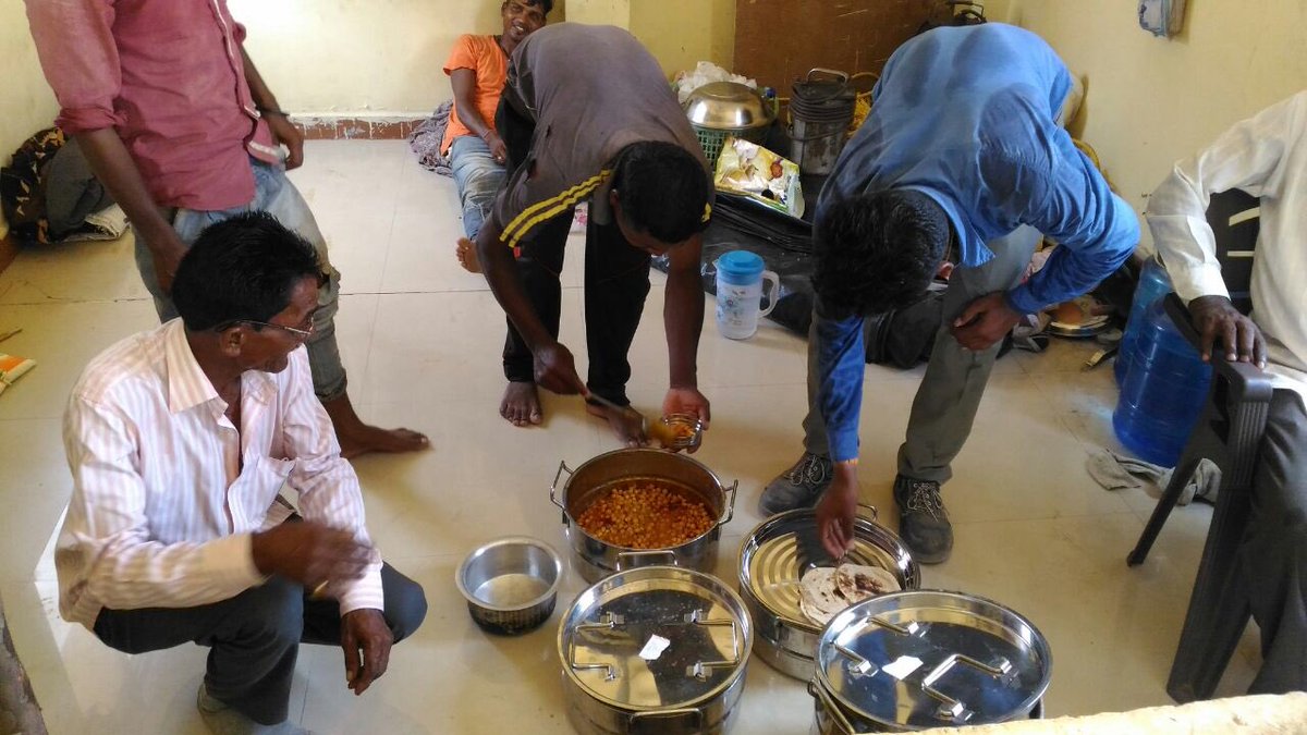 keyurpateldaman's tweet photo. Workers of Daman are delighted to get hot, nutritious, subsidised meal by Administration under #ShramyogiPrasad 
@narendramodi https://t.co/YFbuUBQ0g4