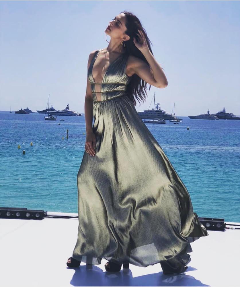 WeddingTimesTOI's tweet photo. @deepikapadukone slays in this @AlbertaFerretti gown at @Festival_Cannes .
@Loreal_makeup .
.
.
#day2look #cannes #LifeAtCannes #lorealparisindia #albertaferretti #cannes2018 #fashion https://t.co/2rtY3xrQuO