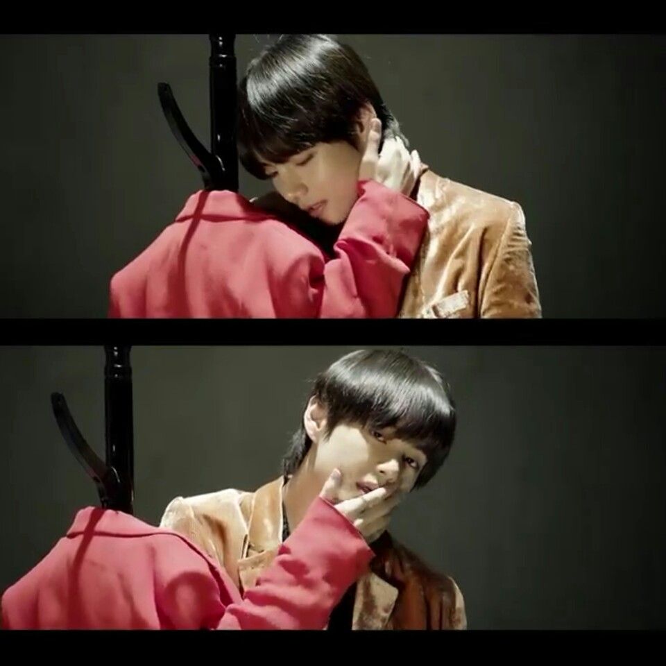 Anneyee_0427's tweet photo. tae in singularity is killing me omg 😍😭❤️
#BTS
#BTSARMY
#BTSLOVEYOURSELF
#BTSLoveYourselfTour
#BTSARMY
#taehyung
#taekook
#TaehyungArmyLovesYou
#bangtanboys
#BANGTAN
#Singularity
#KimTaehyung
#SingularityMusicVideo
#Taetae https://t.co/Id2izp8ARy