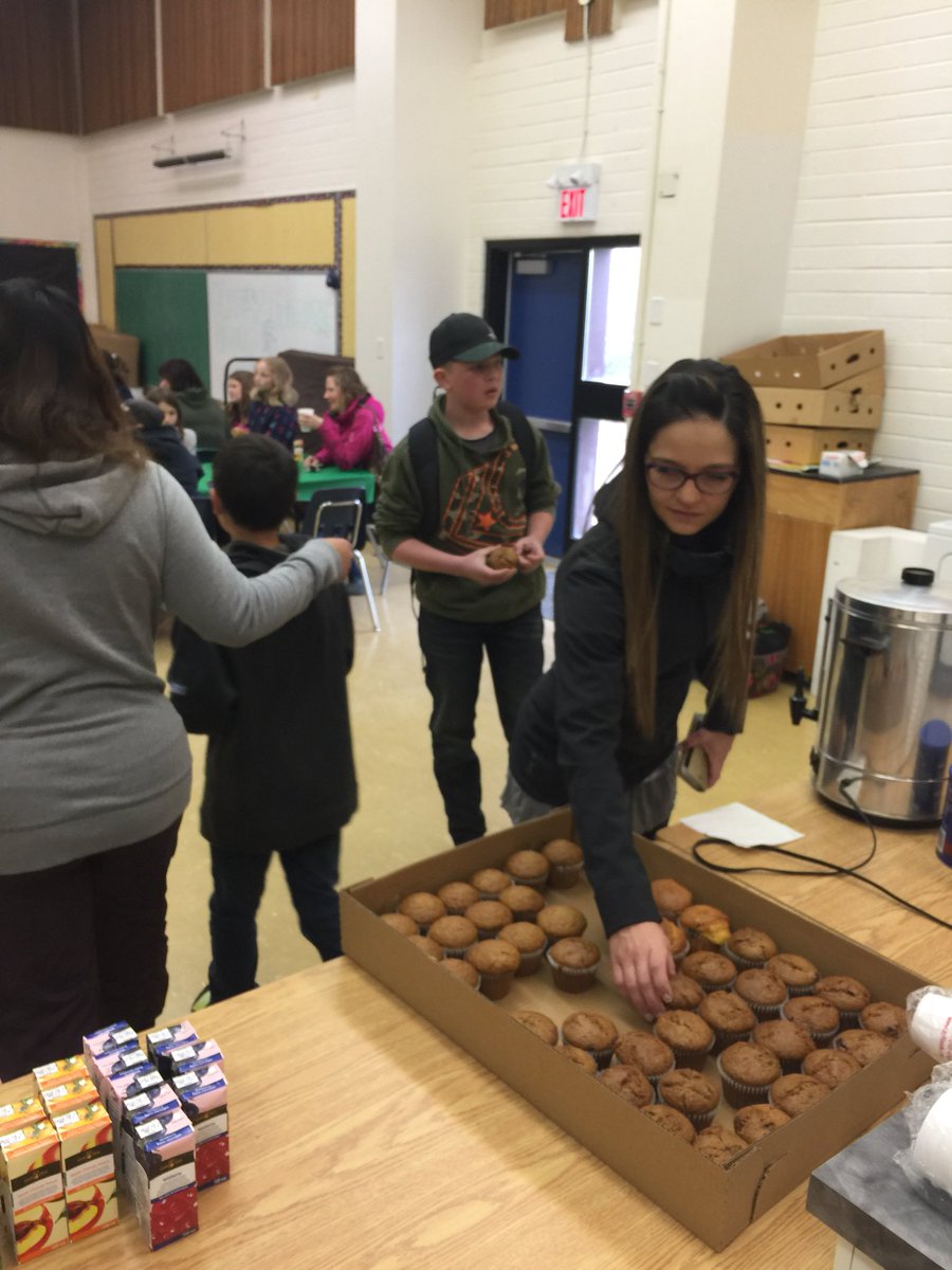 aesjets's tweet photo. Muffins with Mom this morning! Huge thank you for all your support. #aesjets #muffinswithmom #pss210 https://t.co/TI8ch6Fkzv