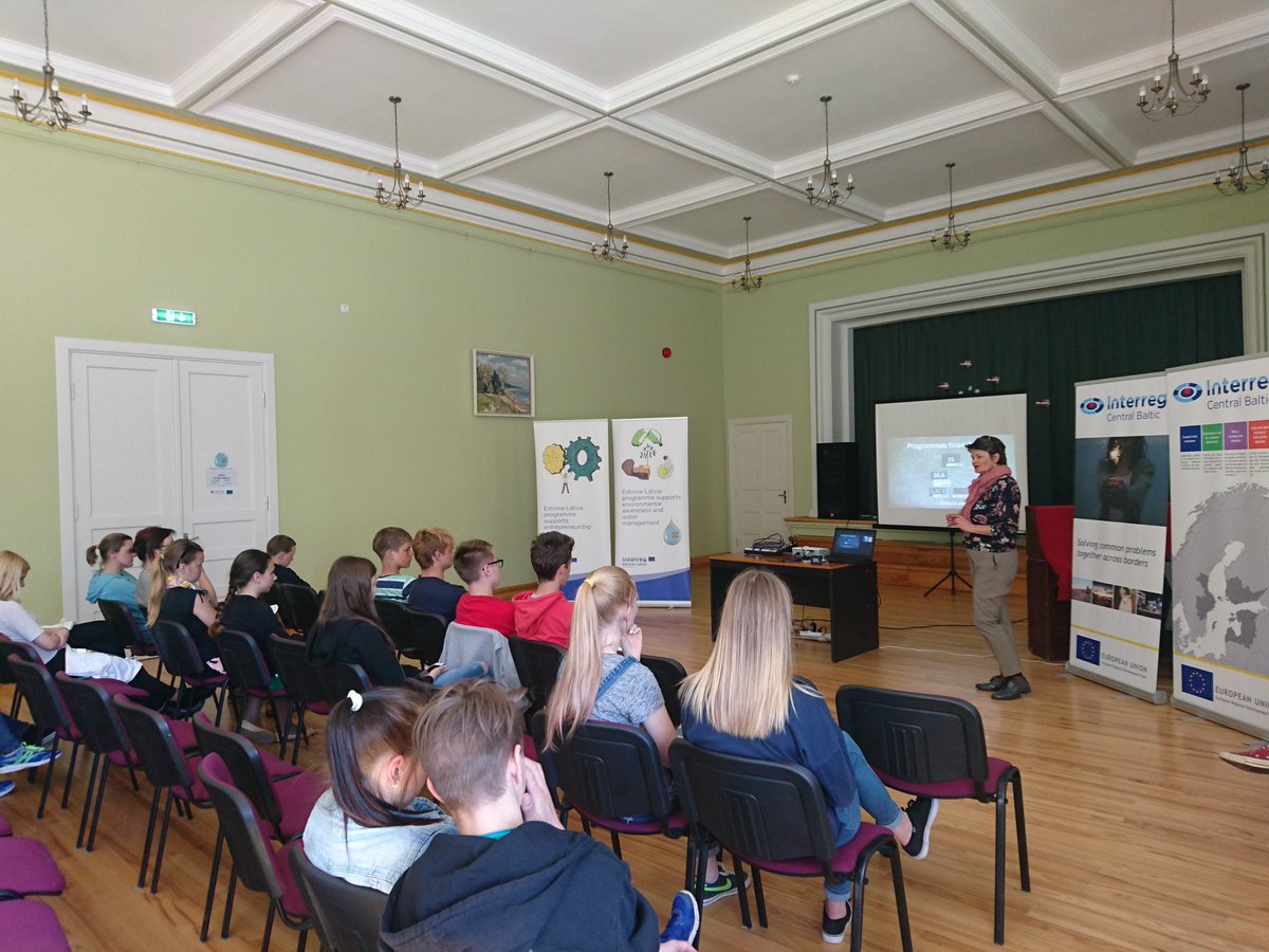 Ilze_Leg's tweet photo. Eiropas Teritoriālās sadarbības @CentralBaltic un #estlat Programmu pārstāvji viesojas Dāvja Ozoliņa Apes vidusskolā @ES_maja rīkotajā akcijā #AtpakaļUzSkolu.
@Apes_novads #Eiropasdiena #EuropeDay #cp_lat https://t.co/DWGPsOs1zr