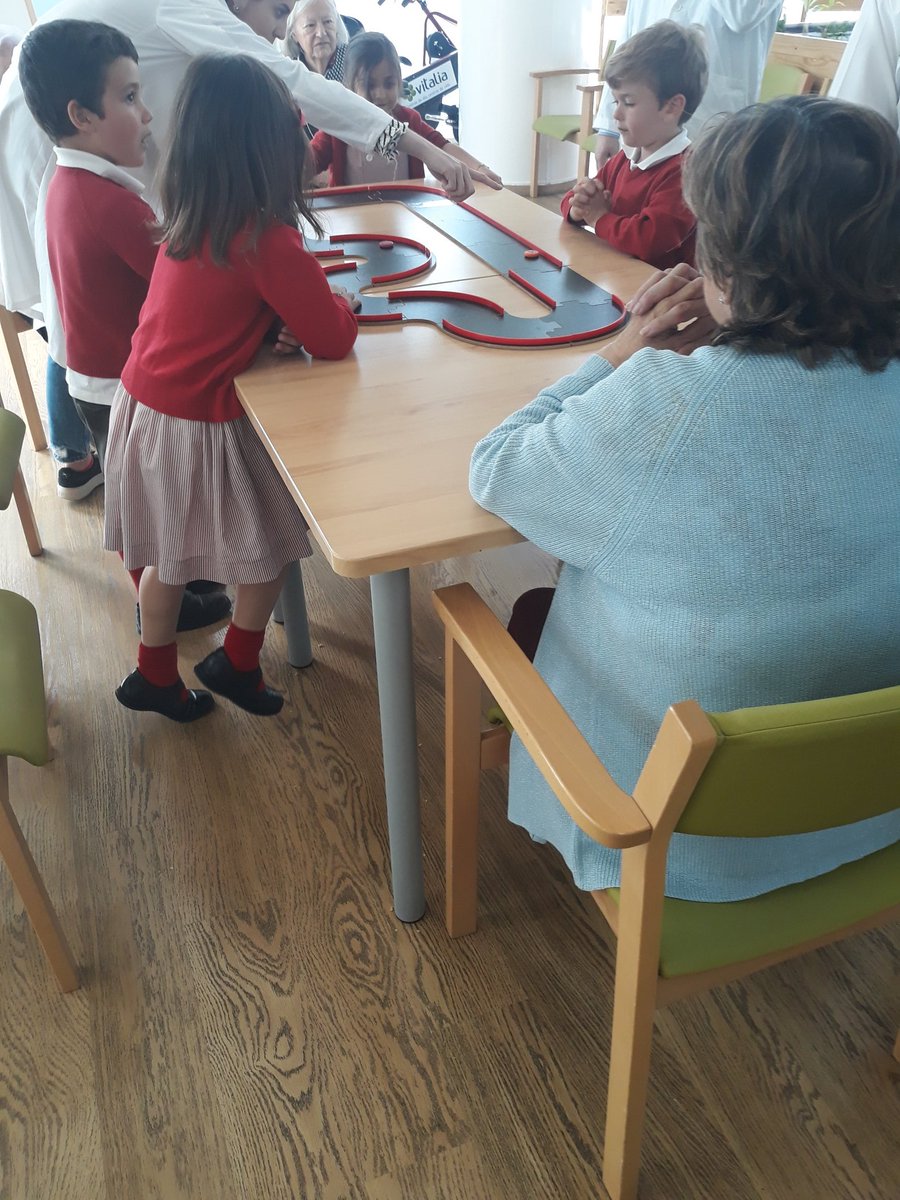IsolanasN's tweet photo. Nuevas Jornadas #intergeneracionales en el Centro, alumnos de Infantil del Colegio Sagrado Corazón de Jesús de Rosales nos visitaron para vivir una experiencia única con nuestros #Mayores! https://t.co/j72Ey82WeD